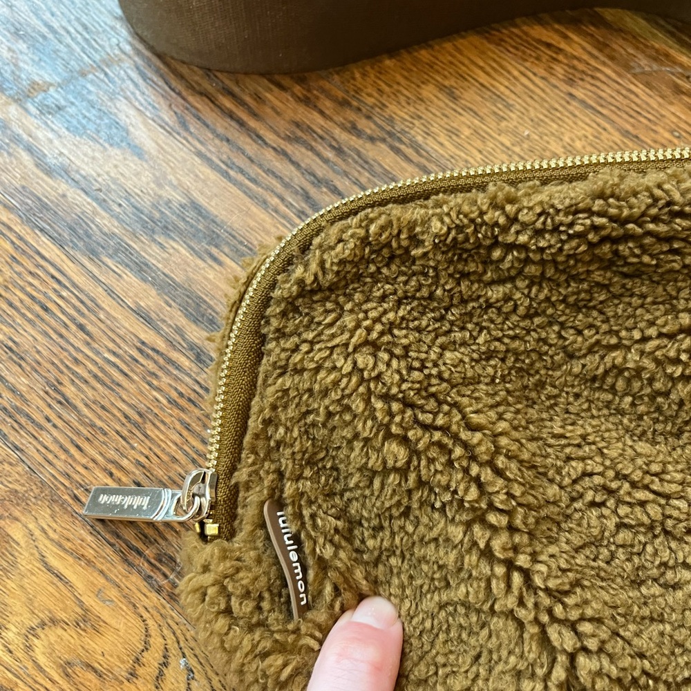 Lululemon Everywhere Brown Sherpa Belt Bag - Picture 2 of 5